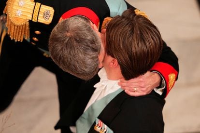 Christian recibe un beso de su padre, el príncipe heredero, Federico de Dinamarca, después de dar su primer discurso en público. 