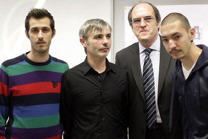 Los estudiantes premiados, Ángel Pardo, José Costa y Alberto Luque, ayer con el ministro Ángel Gabilondo.