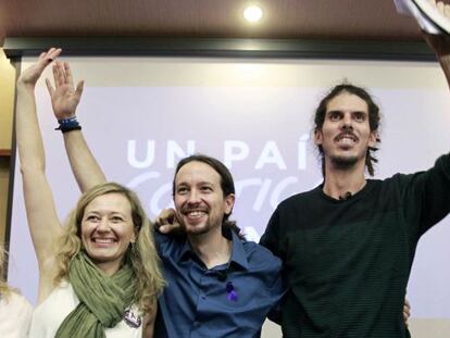 Pablo Iglesias (c), junto a los cabeza de lista de las provincias de Las Palmas, Vicky Rosell (i), y de Santa Cruz de Tenerife.