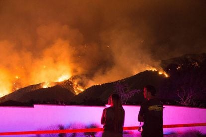 Vecinos de Coronoa, California, observan el incendio Holy en el bosque nacional de Cleveland, el viernes.
