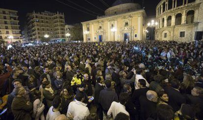 Miles de personas han condenado en la plaza de la Virgen los atentados de Par&iacute;s.