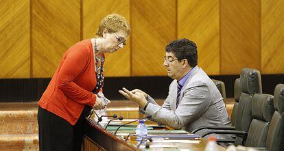 Carmen Mart&iacute;nez Aguayo y Diego Valderas, el pasado d&iacute;a 10 en el Parlamento.