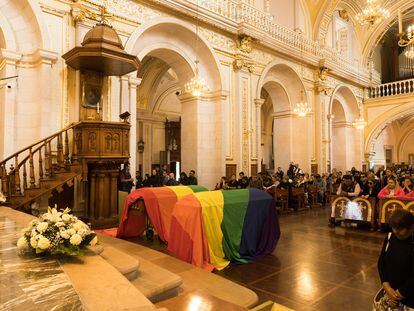 Familiares, amigos y activistas LGBT+ en la misa en honor a Ociel Baena, en la catedral de Aguascalientes, el 14 de noviembre.