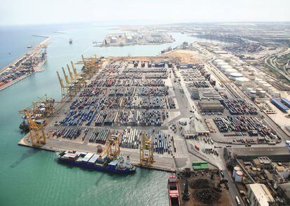 Vista de la terminal de contenedores del puerto de Barcelona, perteneciente a TCB.