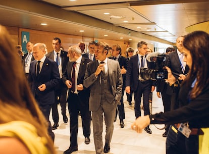 El presidente de Francia, Emmanuel Macron, y el canciller de Alemania, Olaf Scholz, se dirigen rodeados por sus equipos a una reunión bilateral en la cumbre de Granada, el 5 de octubre.