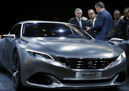 El presidente francés, François Hollande, en el centro, conversa con el consejero delegado de Peugeot-Citroen, Carlos Tavares, y el director de Peugeot, Maxime Picant.