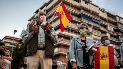 Concentración en la plaza de los Príncipes de España de Alcorcón (Madrid) en contra del Gobierno, este martes.