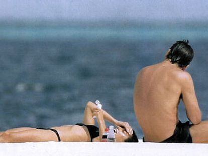 Penélope Cruz tumbada al sol junto a Javier Bardem.
