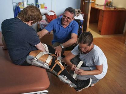 Un niño afectado por distrofia muscular durante la rehabilitación.