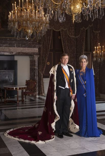 Guillermo, primer rey varón de Holanda de los últimos 120 años, junto a su esposa Máxima, reina regente, en el retrato oficial tomado en el palacio de Ámsterdam tras su coronación.
