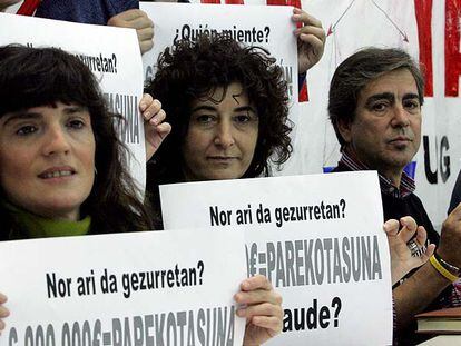 Elena Pérez, portavoz de los huelgistas (en el centro), entre la repreentante de LAB, Loreto Calvo, y el de ELA, José Luis Fradejas, durante la rueda de prensa de ayer.