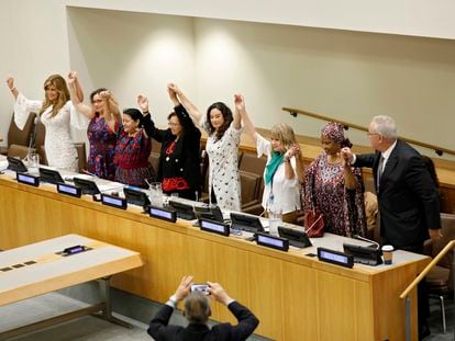 Un grupo de mujeres políticas y activistas alza las manos durante un evento de la Asamblea General de la ONU de 2018 titulado 'Poniendo el foco sobre el feminicidio en América Latina'.