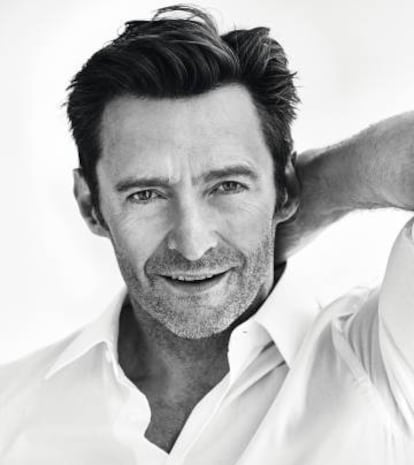 Jackman jura que nunca, nunca más volverá a interpretar a Lobezno en el cine. Viéndole posar aquí, con camisa BRIONI, hasta parece que se ha quitado un peso de encima.