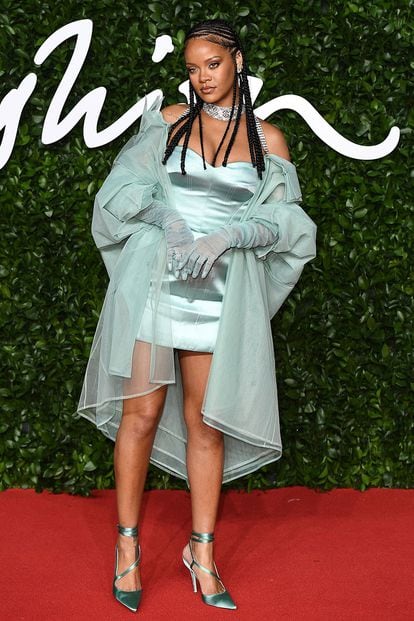 La cantante Rihanna con diseño de su propia firma, Fenty, que le valió el premio a la mejor firma de lujo urbano.