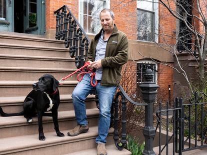 El autor George Packer con su perro Neptune en su casa en Brooklyn, Nueva York, el pasado 10 de marzo.