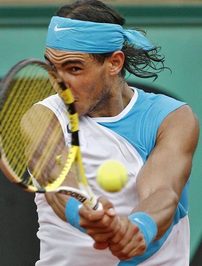 El español Rafael Nadal golpea la bola durante la final del torneo de de Roland Garros 2007, en la que derrotó a Roger Federer.