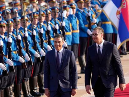 El jefe del Gobierno español, Pedro Sanchez, a la izquierda, pasa revista a la guardia de honor junto al presidente serbio Aleksandar Vucic, en Belgrado.