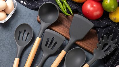 Este menaje de cocina de 12 piezas está disponible en negro, gris y verde. © Cortesía de Amazon.