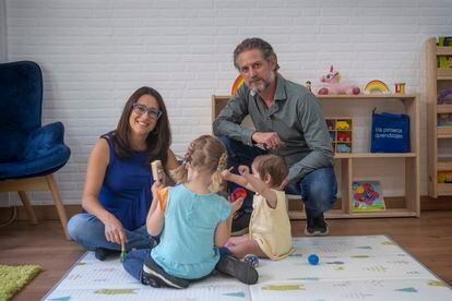 Laura Molero y Alejandro Sánchez Bryanton, junto a sus dos hijas en Sevilla, este jueves.
