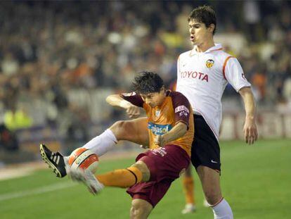 Jesús Vázquez y Zigic pelean el balón.