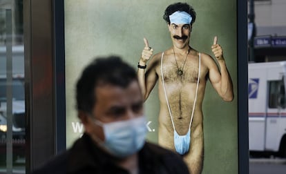 El cartel publicitario de la película 'Borat 2' que ha enfadado a los musulmanes en Francia.