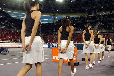 Las modelos desfilan antes del partido de ayer.