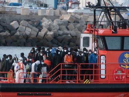 Migrantes rescatados por Salvamento Marítimo al sur de Fuerteventura durante su traslado al puerto de Gran Tarajal, el 23 de mayo.