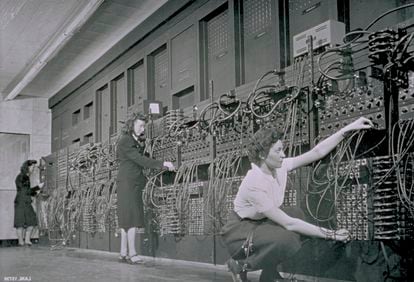 Mujeres operando con la computadora ENIAC en 1946.
