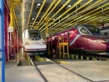 Trenes de alta velocidad de Renfe en el taller de Santa Catalina, en Madrid.