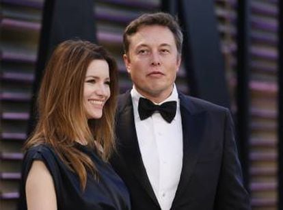 Elon Musk con su mujer, la actriz británica Talulah Riley. Se han casado dos veces. De 2010 a 2012. Se separaron un año, y se volvieron a casar en 2013. En este "ahora sí, ahora no" que se traen, las últimas noticias es que se han separado otra vez.
