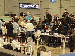 Viajeros recién llegados a Israel esperan a la colocación de pulseras electrónicas de seguimiento, el lunes en el aeropuerto de Tel Aviv.