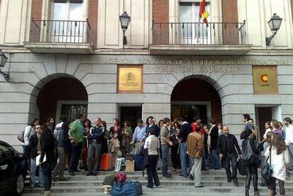 Un grupo de asistentes técnicos desalojados de la AECID en abril se concentran frente a la sede en Madrid.