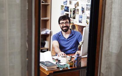 El actor Israel Elejalde, en el escritorio de su piso de Malasaña (Madrid).