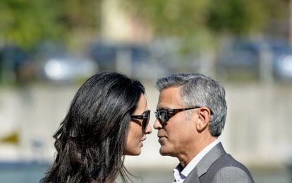 La abogada Amal Alamuddin y el actor George Clooney, a su llegada a Venecia para celebrar sus cuatro d&iacute;as de boda, el pasado septiembre. 