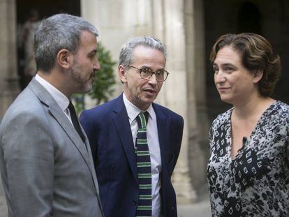 Emmanuel Guignon, entre Jaume Collboni y la alcaldesa Ada Colau, ayer.