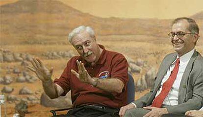 Charles Elachi, director del JPL (dcha.) y Sean O&#39;Keefe, administrador de la NASA, responden a las preguntas de los periodistas horas antes de la llegada del <i>Opportunity</i>.
