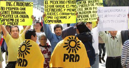 Simpatizantes del PRD en un acto contra la liberalizaci&oacute;n del petr&oacute;leo