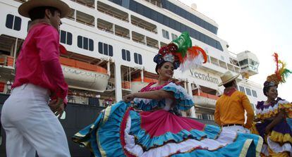 Un grupo de bailarines recibe al crucero Veendam.