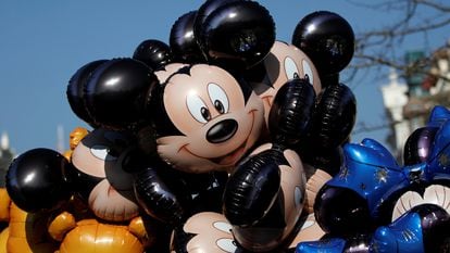Globos con la cara de Mickey Mouse en Disneyland París.