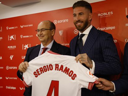 Sergio Ramos, junto al presidente José Castro en su presentación como jugador del Sevilla.