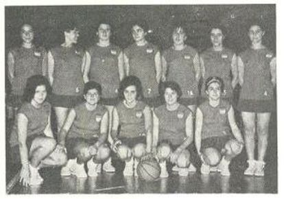 Formación del primer partido de España, el 16 de junio de 1963, contra Suiza. De arriba abajo y de izquierda a derecha, Mari Luz Rosales, Mari Paz Gómez de Frutos, Mari Cruz Hurtado de Mendoza, Ángela Gómez, Maribel Martínez, Antonia Gimeno, Laly Tamayo; Maribel Díez de Lastra, Pepa Senante, Teresa Pérez Villota, Luisa Puente y Montserrat Bobé.