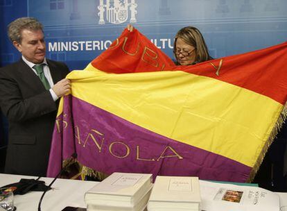 El ministro de Cultura César Antonio Molina preside la entrega de la bandera republicana de Montauban, que acompañó al presidente Azaña hasta su fallecimiento.