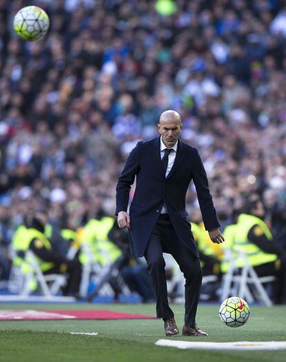 Zinedine Zidane chuta el balón durante un partido del equipo blanco contra el Atlético de Madrid en el estadio Santiago Bernabéu, el 27 de febrero de 2016.