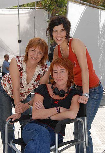 De izquierda a derecha, Blanca Portillo, Gracia Querejeta y Maribel Verdú, durante el rodaje de <i>Siete mesas (de billar francés).</i>