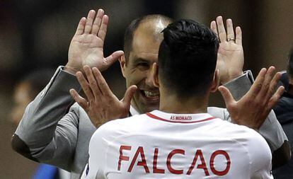Falcao celebra el triunfo en Liga de Campeones con su entrenador Leandro Jardim.
