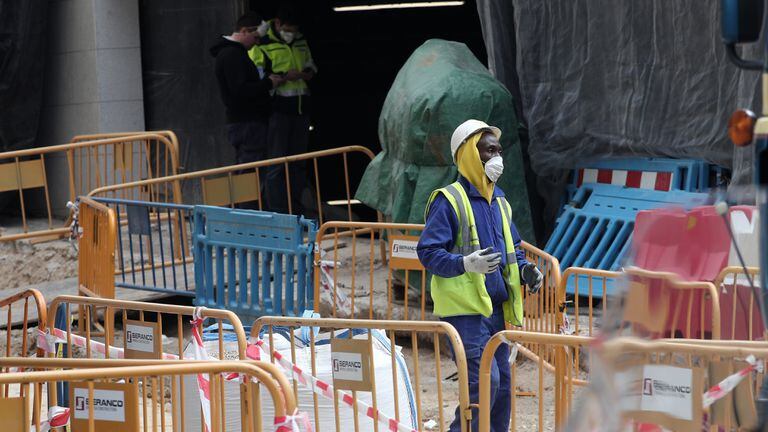 Un obrero protegido con mascarilla en una obra en Madrid el pasado 27 de marzo.