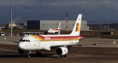 Un avi&oacute;n de Iberia en el aeropuerto de Madrid, durante la huelga.