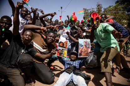Ciudadanos burkineses con fotos de los golpistas Assimi Goïta y Paul-Henri Damiba celebran el golpe de Estado en Burkina Faso en las calles de Uagadugú este martes 25 de enero.