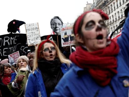 Un grupo de feministas se manifiesta contra el plan de reforma de las pensiones del Gobierno francés, en París el pasado 19 de enero.