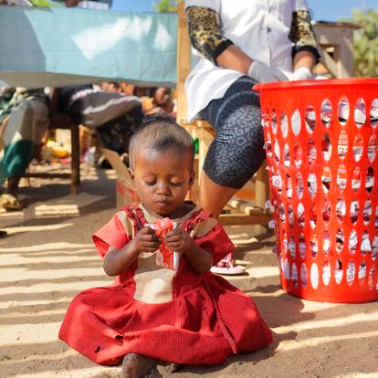 Una niña come alimento terapéutico para la desnutrición aguda en un centro de salud en Madagascar.